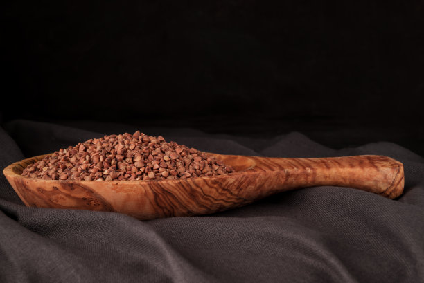 用木勺把荞麦磨干图片下载