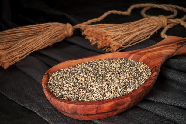 木勺上放着黑白相间的奇亚籽图片下载