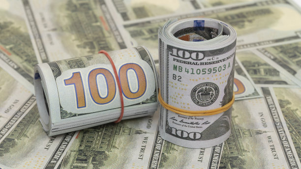 用橡皮筋卷起来的百元大钞图片下载