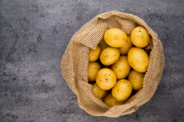 生物红褐色马铃薯木制复古背景。图片下载
