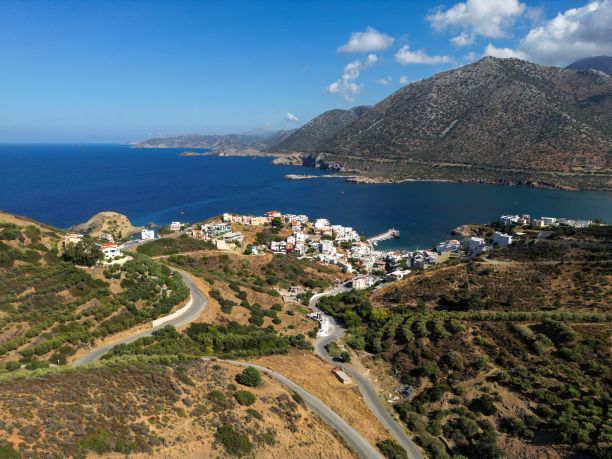 海边的一个小村庄的航拍照片，背景是小山图片下载