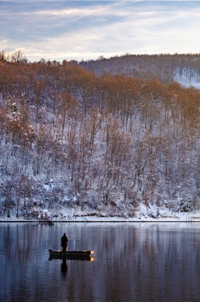 科帕奥尼克山的风景和塞尔维亚Celije湖渔船上的一名男子图片下载