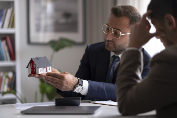 房地产经纪人向客户提供样品房，抵押贷款合同。图片下载