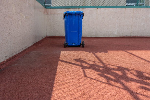 垃圾桶在墙边图片下载