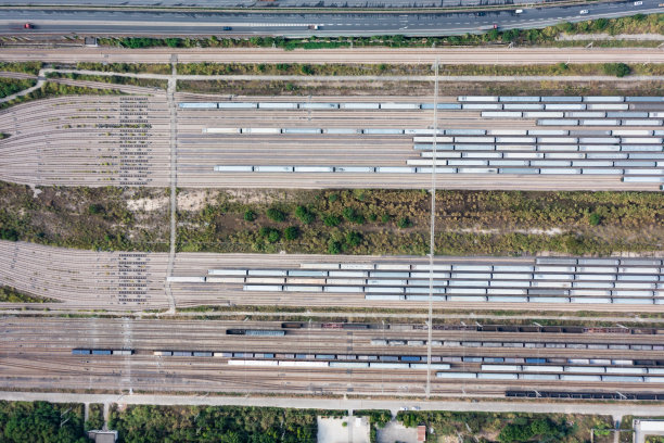 鸟瞰停满火车的火车停车场图片下载