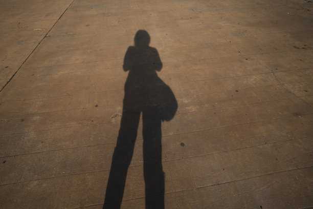 地板上的长腿女人的影子作为背景图片下载