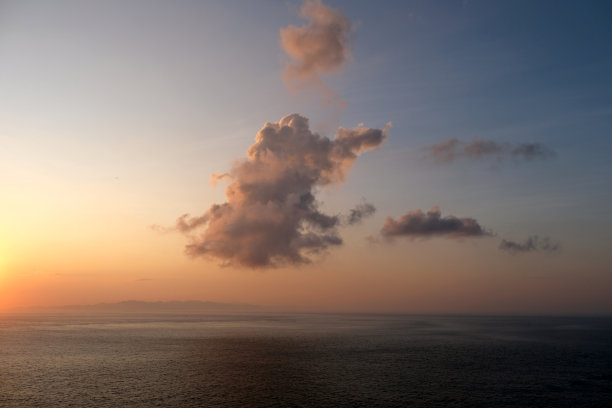 在印度尼西亚巴厘岛努萨蓬达的苏韦汉湾的日出时远景图片下载