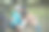 两个成熟的女人在树林里骑自行车休息图片下载