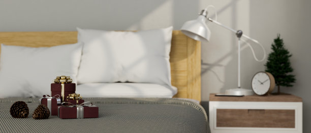 圣诞假期最小和舒适的卧室与圣诞礼物在舒适的床上图片下载