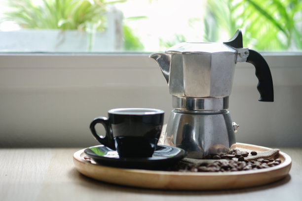 木桌上的咖啡杯和咖啡壶。图片下载