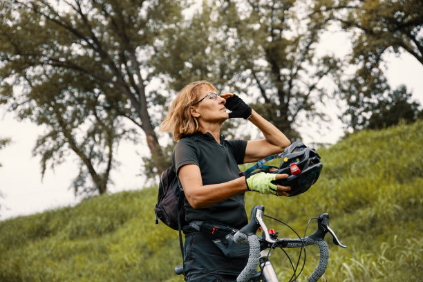 自行车头盔下过热图片下载