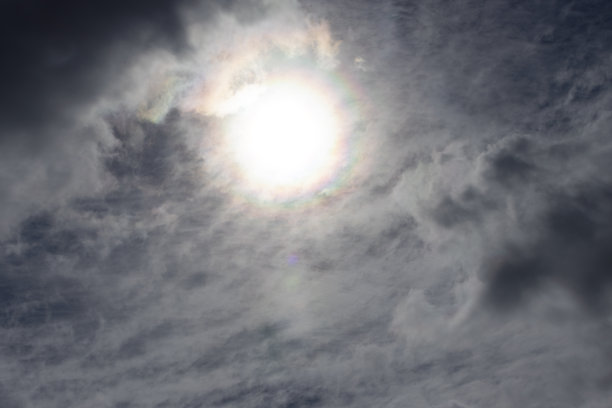 太阳穿过云层图片下载