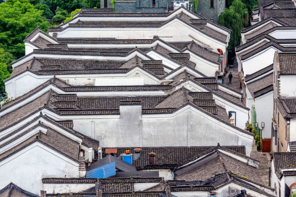 中国江南密集的传统白色和棕色民居鸟瞰图图片下载