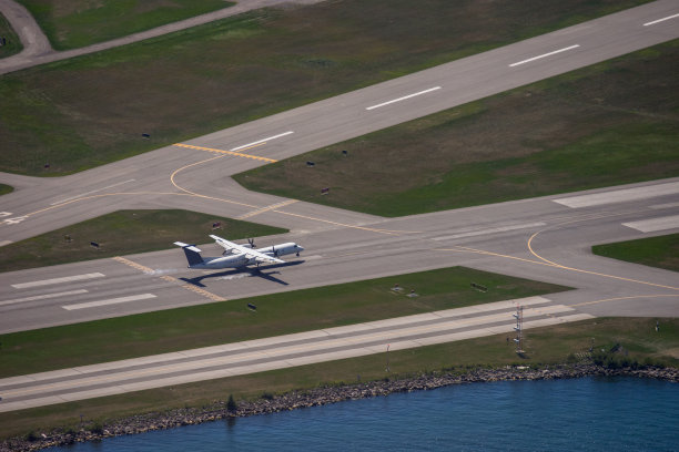 飞机正在机场跑道上降落图片下载