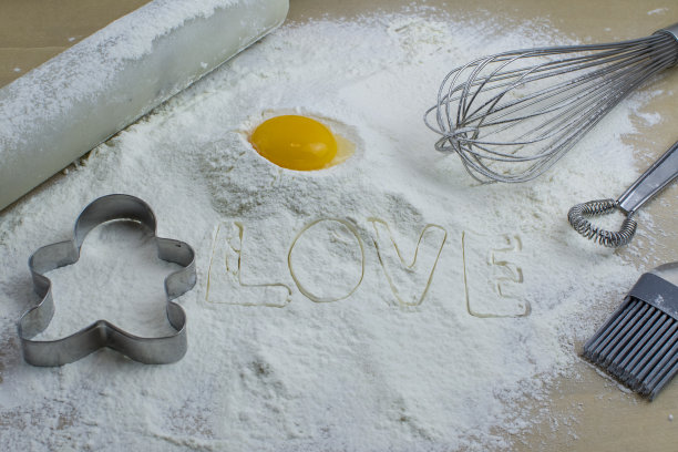 在家烘焙饼干的过程，曲奇刀在面团和擀面杖上的特写图片下载