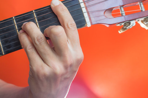 男人的手在弹古典吉他，特写图片下载