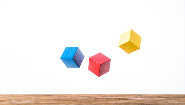五颜六色的木制几何立方体漂浮着图片下载
