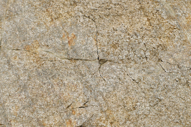 岩石的质地是由布满裂缝的棕色不均石构成的图片下载