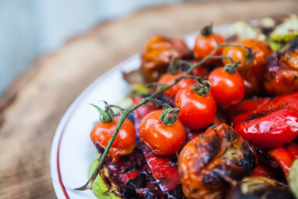 盘子里有许多烤蔬菜图片下载