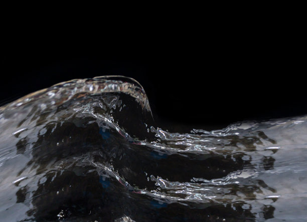 波浪和小溪的纯净水。图片下载