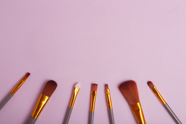 摄影从上面的一套化妆刷，负空间的文字或设计。图片下载