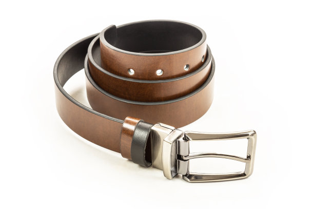 面料长裤人造革黑棕色皮带隔离在白色底色上，时尚有型图片下载