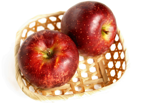 篮子里的日本苹果。图片下载