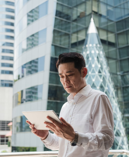 成功的商人在城市中使用数字平板电脑图片下载