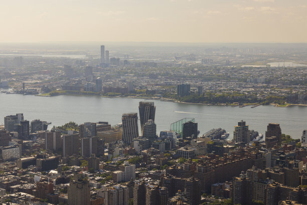 雄伟的天际线的曼哈顿和东河，纽约，美国。图片下载