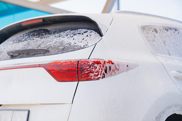 白色泡沫车。自助洗车。洗车机。图片下载