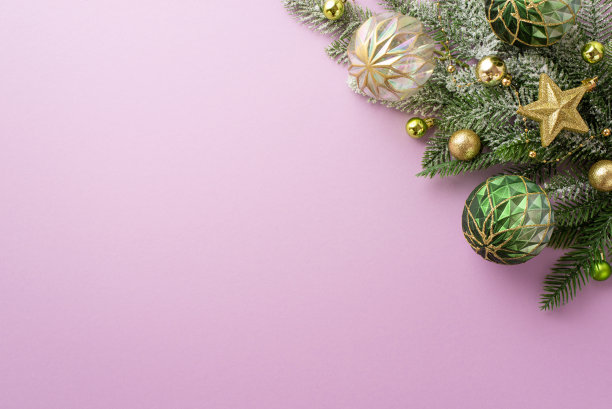 圣诞夜的概念。顶视图照片的松枝装饰明星装饰透明金色和绿色的小饰物上孤立的淡紫色背景与copyspace图片下载