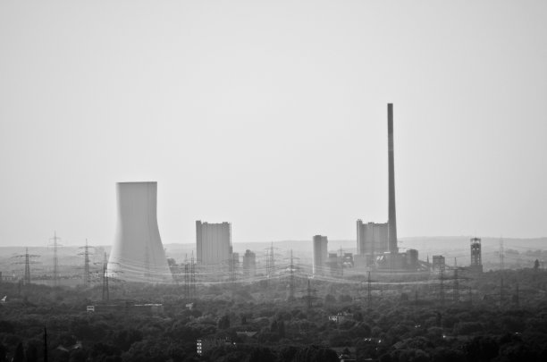 德国一家工厂白天的黑白照片图片下载