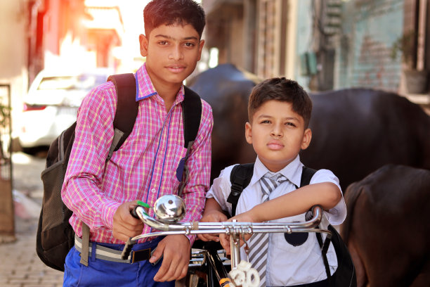 两个学校的学生去学校图片下载