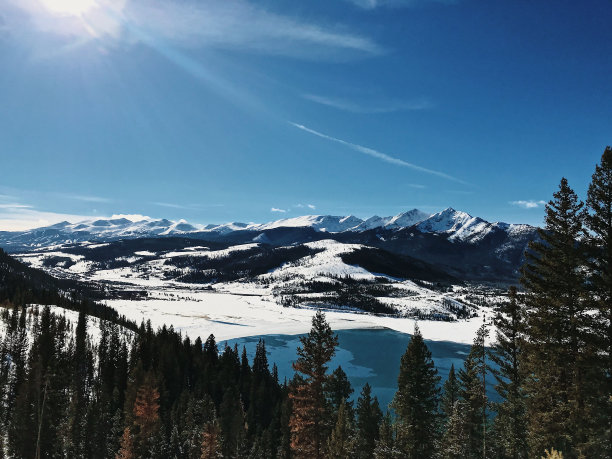 科罗拉多州雪山的风景照片，背景是清澈的蓝天图片下载