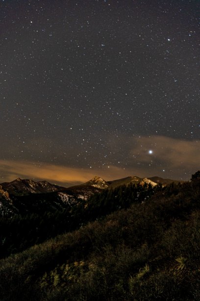 星空下美丽山峰的垂直照片图片下载
