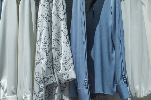 女士的外套在橱窗里图片下载