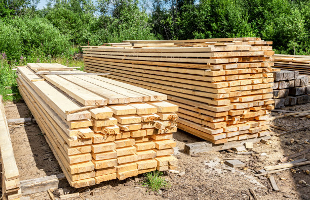锯木厂的一堆木板图片下载
