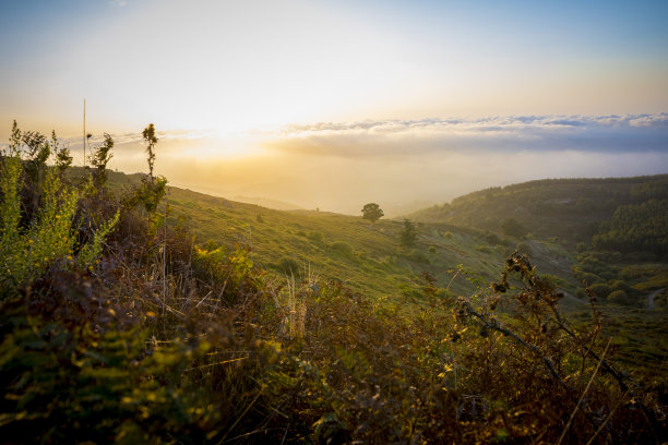 葡萄牙阿尔加维蒙奇克山脉的日落谷景。图片下载