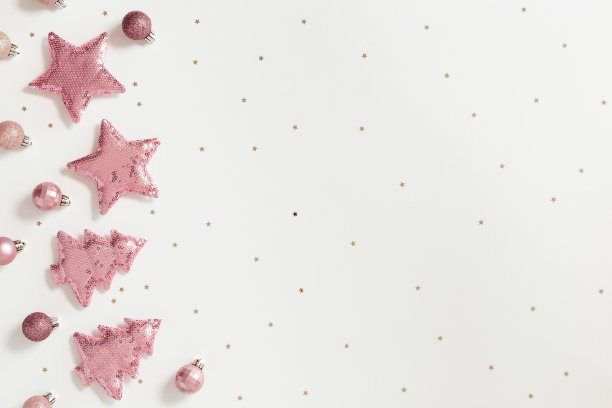圣诞背景闪亮的粉色颜色软玩具与亮片，形状圣诞枞树和星星，复制空间。新年佳节贺卡、请柬、潮流色彩图片下载