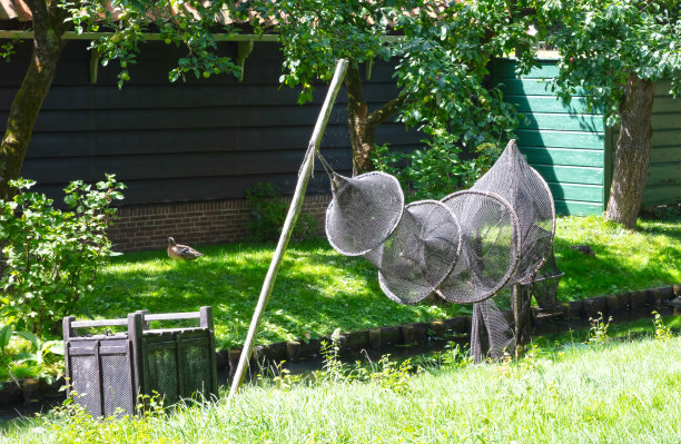 晒在阳光下的老式渔网图片下载