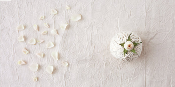 手工流苏编织和棉线玫瑰花。用于编织、工艺品横幅、广告等。前视图。本空间图片下载