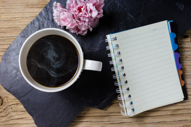 咖啡和木制背景的笔记本图片下载