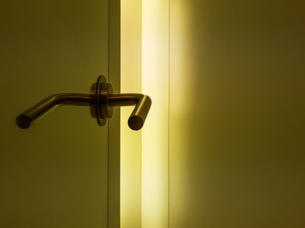 从一间黑屋子敞开的门里透出来的光。图片下载