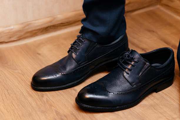 黑色皮鞋，棕色地板图片下载