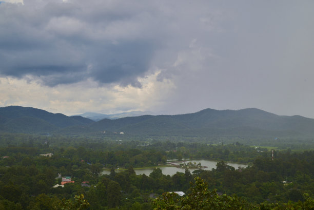 下雨天的井舍山景图片下载