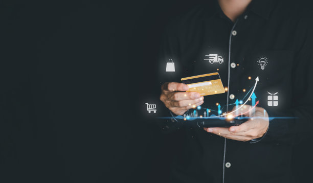 商人手持黄金信用卡和全息图智能手机。网上购物和未来电子商务网上购物的概念。图片下载