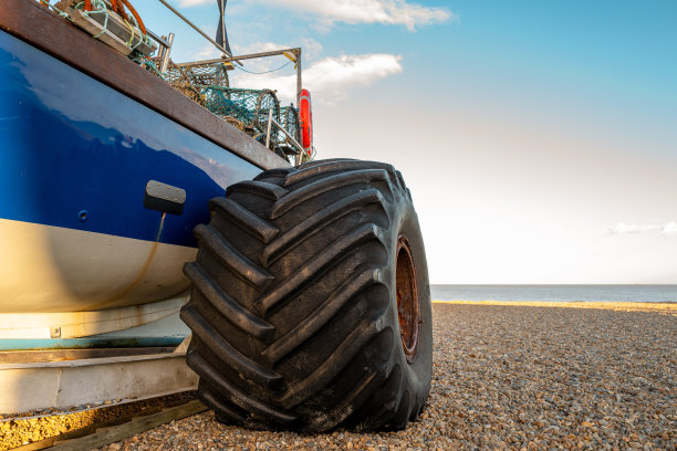 一个拖网拖车的巨大轮胎和胎面特写。图片下载