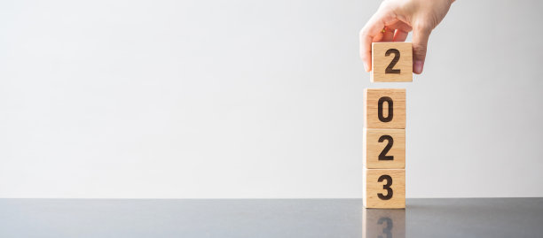 2023年的块在桌子上。目标，决心，战略，计划，开始，预算，任务，行动，动机和新年假期的概念图片下载