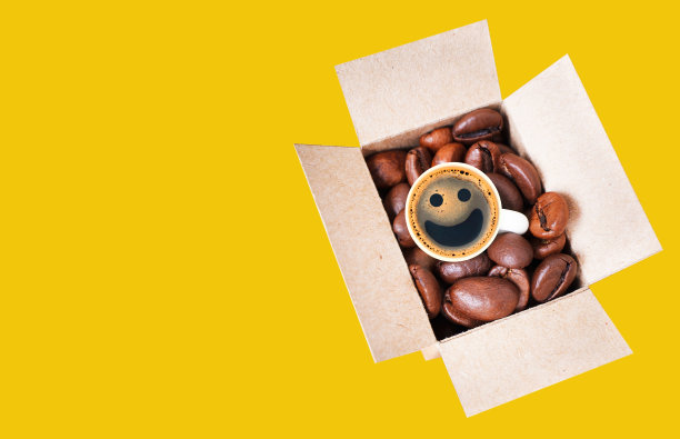 烤咖啡豆装在小纸盒里图片下载