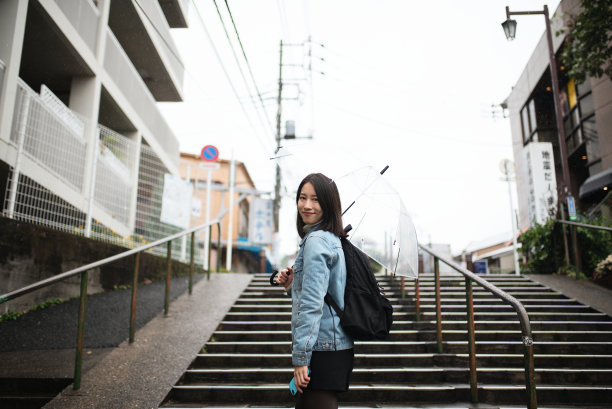 年轻女子走在日本东京的柳中图片下载